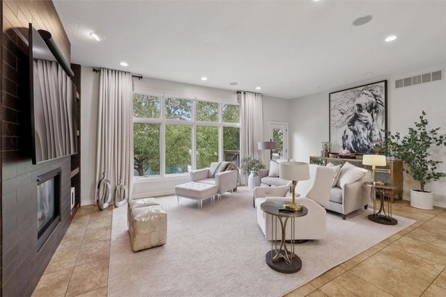 5275 Glen Oaks Way, West Des Moines, IA 50266