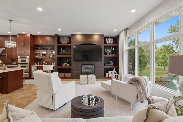 5275 Glen Oaks Way, West Des Moines, IA 50266