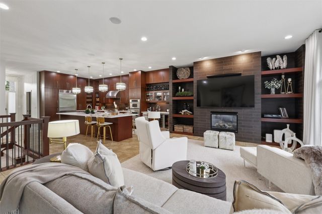 5275 Glen Oaks Way, West Des Moines, IA 50266