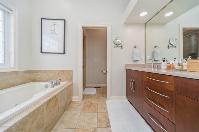 5275 Glen Oaks Way, West Des Moines, IA 50266