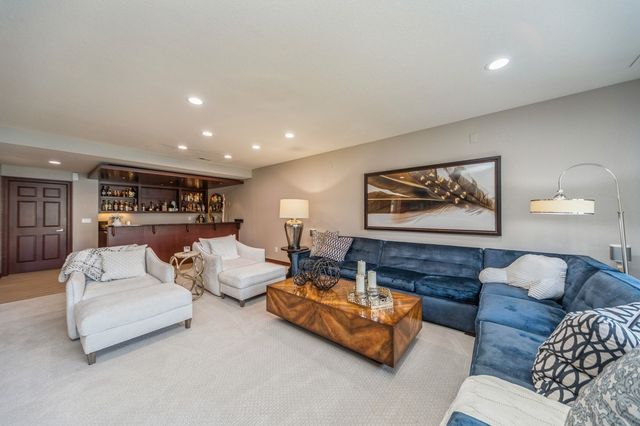 5275 Glen Oaks Way, West Des Moines, IA 50266