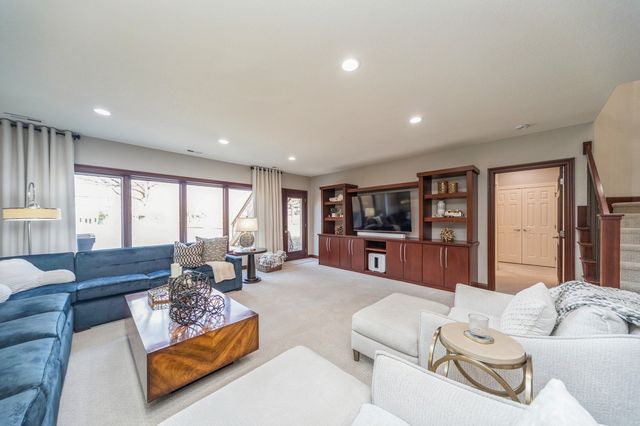 5275 Glen Oaks Way, West Des Moines, IA 50266