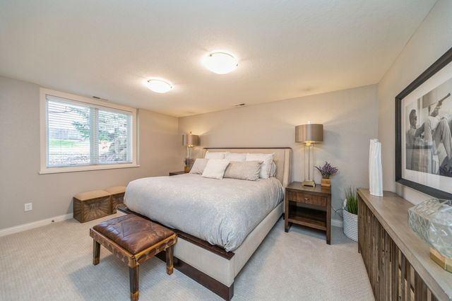 5275 Glen Oaks Way, West Des Moines, IA 50266