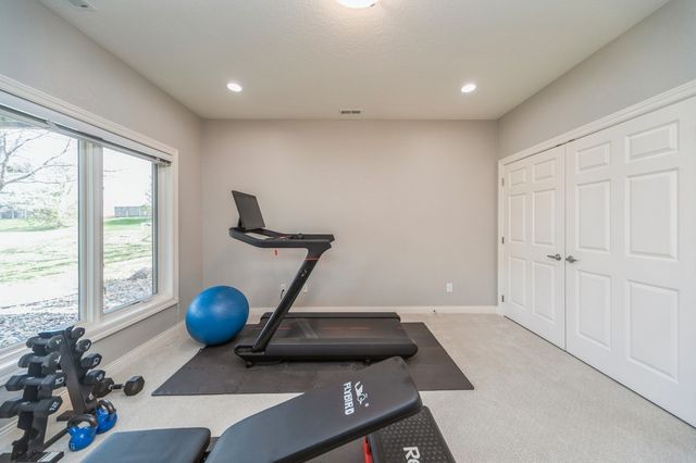 5275 Glen Oaks Way, West Des Moines, IA 50266