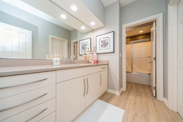 5275 Glen Oaks Way, West Des Moines, IA 50266