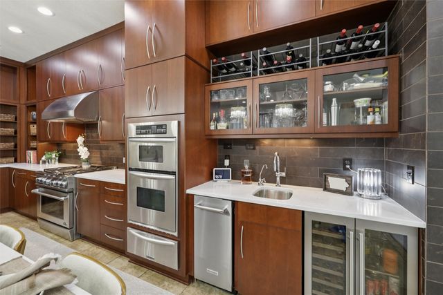 5275 Glen Oaks Way, West Des Moines, IA 50266