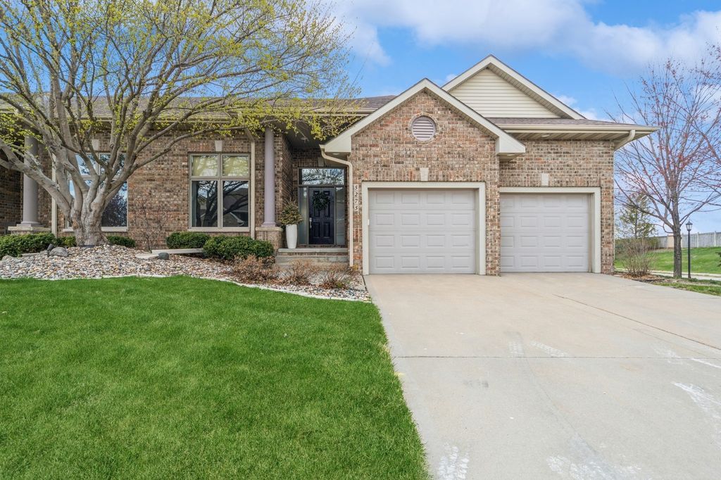 5275 Glen Oaks Way, West Des Moines, IA 50266