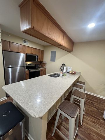 1818 S Lakeshore BLVD 20, Austin, TX 78741