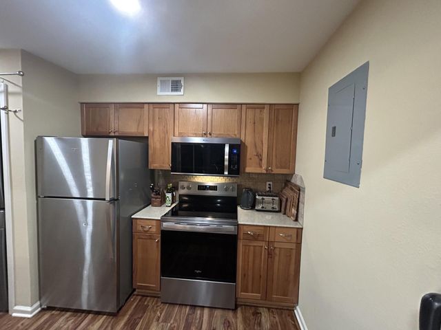 1818 S Lakeshore BLVD 20, Austin, TX 78741