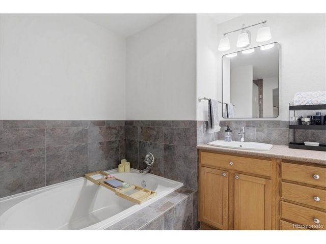 6607 S Forest Way E, Centennial, CO 80121