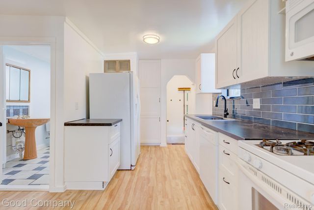 298 Oregon Street, York Charter Township, MI 48198