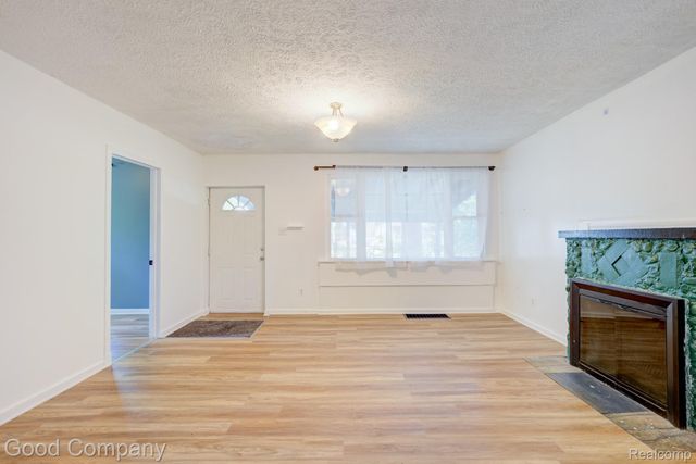 298 Oregon Street, York Charter Township, MI 48198