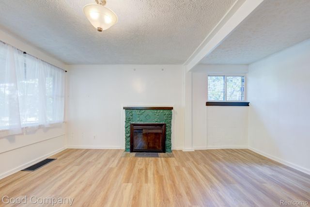 298 Oregon Street, York Charter Township, MI 48198