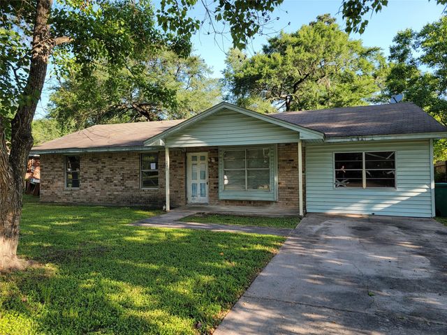 203 N Forest Drive, Willis, TX 77378