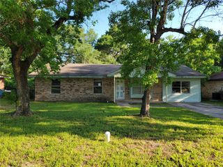 203 N Forest Drive, Willis, TX 77378