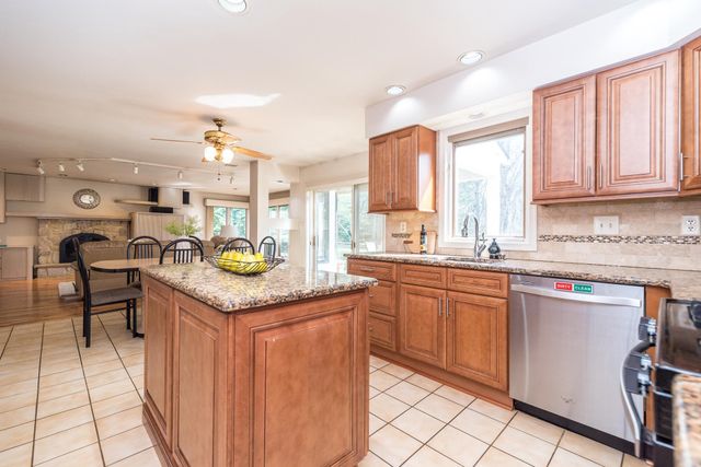 6 CHASE CIR, Fort Washington, PA 19034