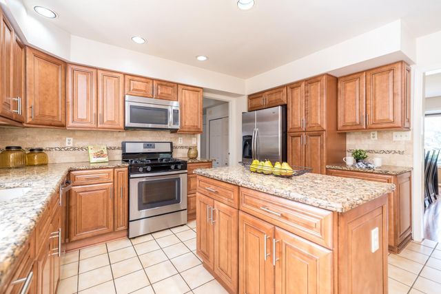 6 CHASE CIR, Fort Washington, PA 19034