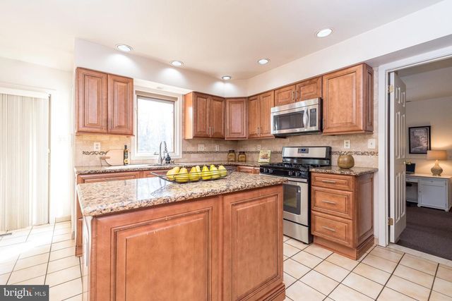 6 CHASE CIR, Fort Washington, PA 19034