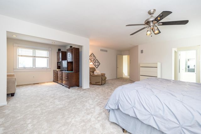 6 CHASE CIR, Fort Washington, PA 19034