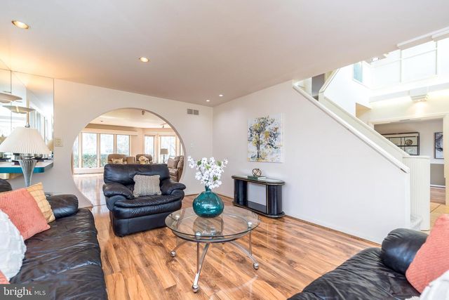 6 CHASE CIR, Fort Washington, PA 19034