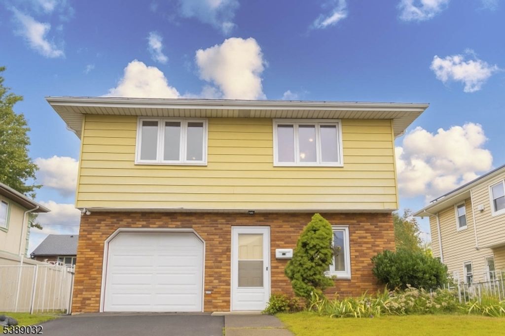 11 Roehrs Dr, Wallington Boro, NJ 07057