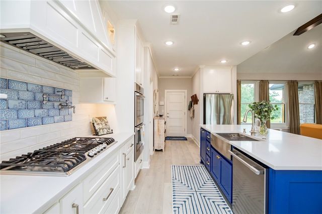 1810 NE Chaucer Street, Bentonville, AR 72712