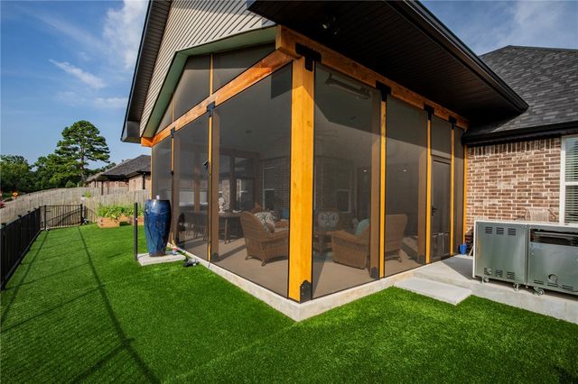 1810 NE Chaucer Street, Bentonville, AR 72712