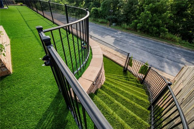 1810 NE Chaucer Street, Bentonville, AR 72712
