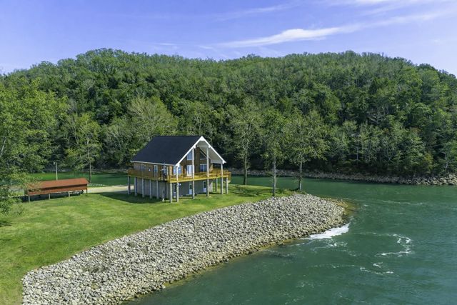 600 River rd, Clifton, TN 38425