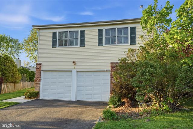 5 CHESTNUT DR, Newtown, PA 18940