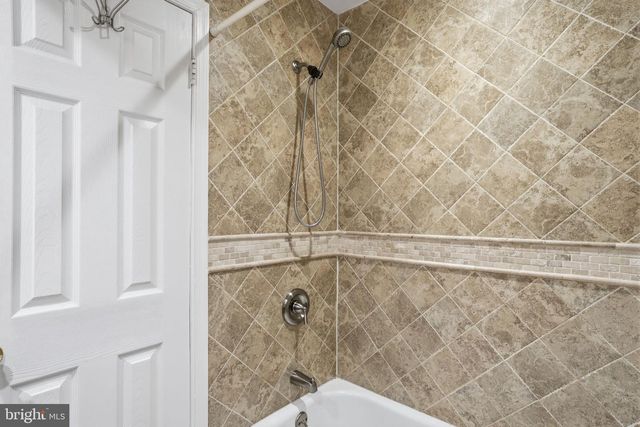 5 CHESTNUT DR, Newtown, PA 18940