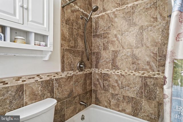 5 CHESTNUT DR, Newtown, PA 18940