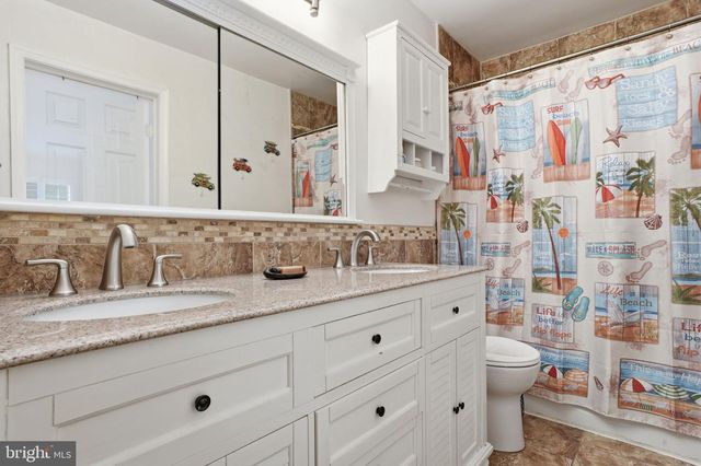 5 CHESTNUT DR, Newtown, PA 18940