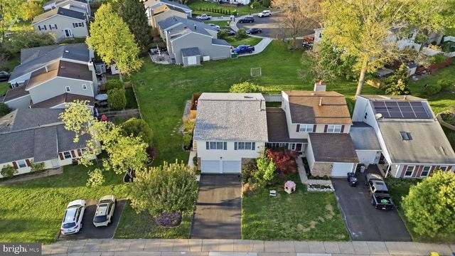 5 CHESTNUT DR, Newtown, PA 18940