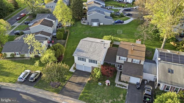 5 CHESTNUT DR, Newtown, PA 18940