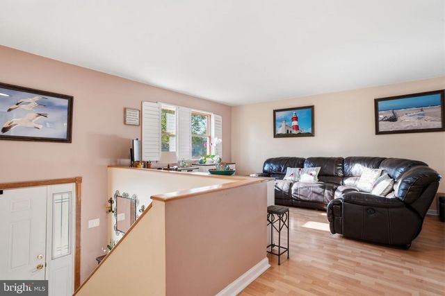 5 CHESTNUT DR, Newtown, PA 18940