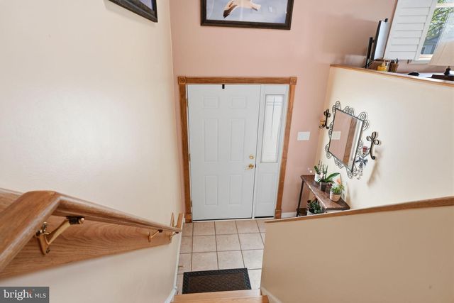 5 CHESTNUT DR, Newtown, PA 18940