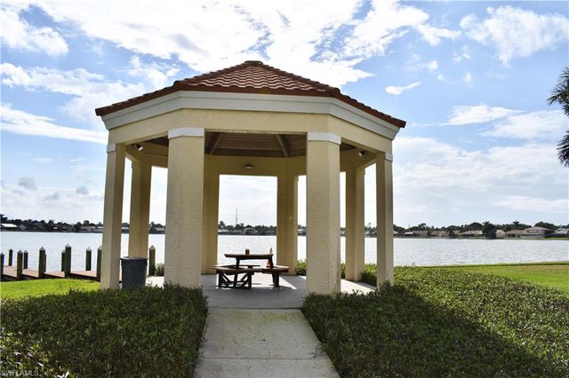 7725 Jewel LN # 202, Naples, FL 34109