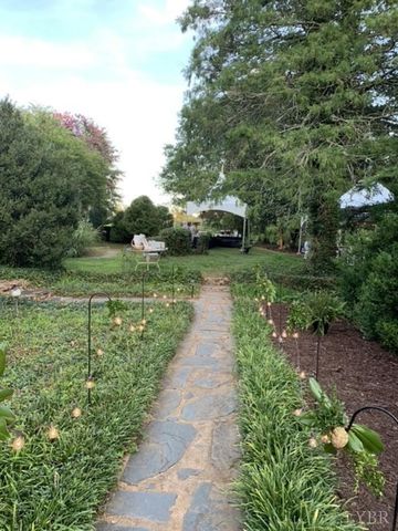 1670 Church Street, Appomattox, VA 24522