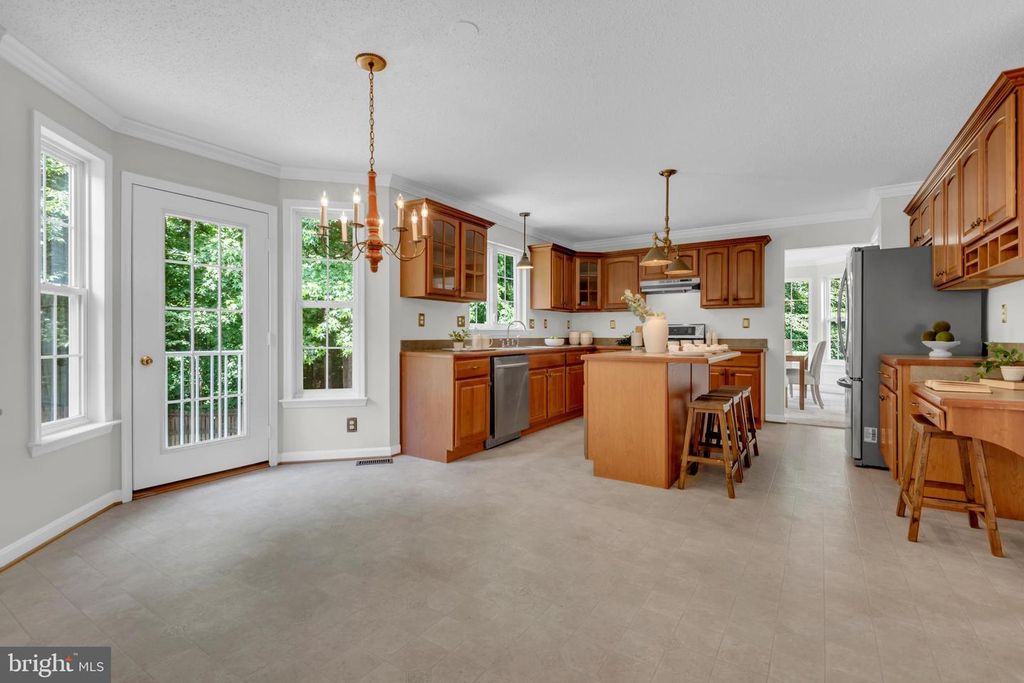 Image 10 of property listing at 108 SUSAN CONSTANT CT, La Plata, MD 20646