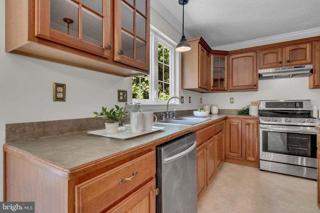 Image 14 of property listing at 108 SUSAN CONSTANT CT, La Plata, MD 20646