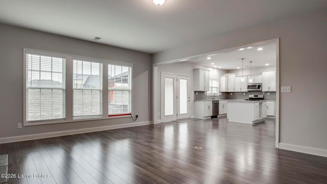 204 Chestnut Grove Ct, Louisville, KY 40023