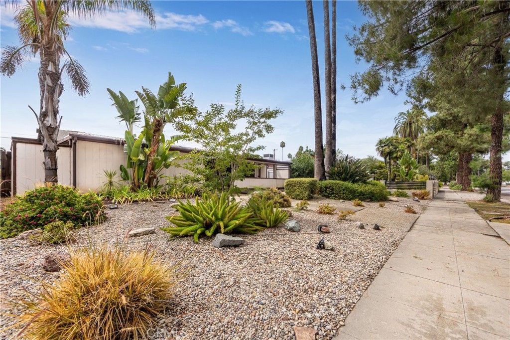 19760 Victory, Woodland Hills, CA 91367 — photo 2