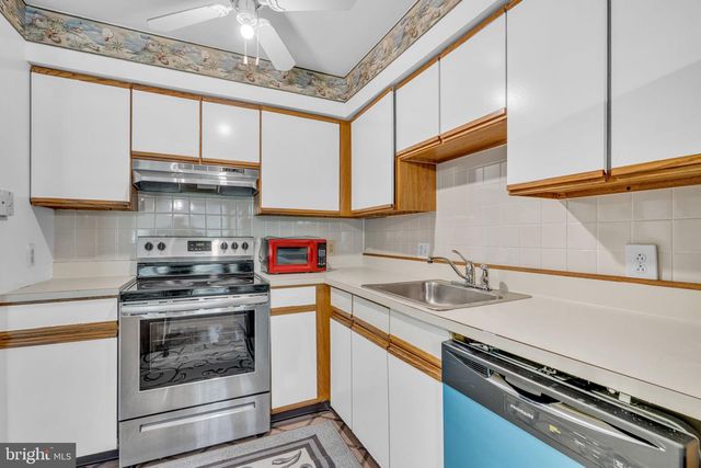 19 SUMMIT CT, Marlton, NJ 08053