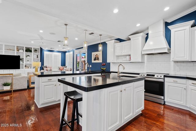 824 N YORK Circle, Mesa, AZ 85213