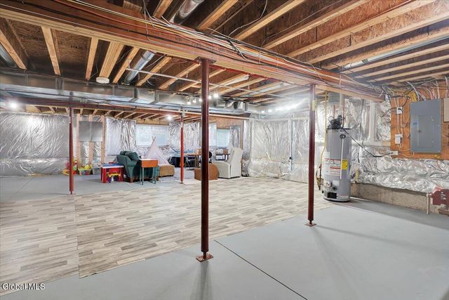 1 Lancaster Court, Halfmoon, NY 12118