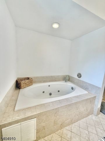 13 Mission Hills Rd, Clinton Twp., NJ 08801