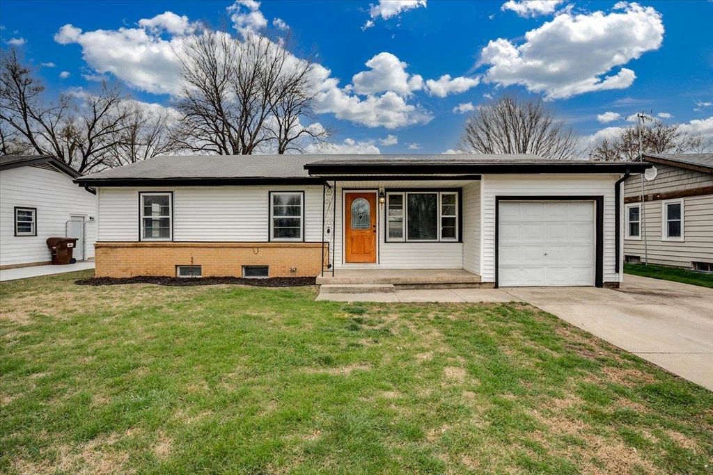 221 Western Ave, Haysville, KS 67060
