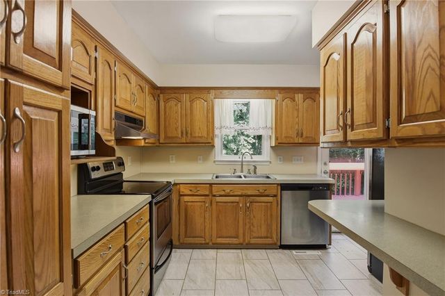 6045 Stone Bluff Drive, Clemmons, NC 27012