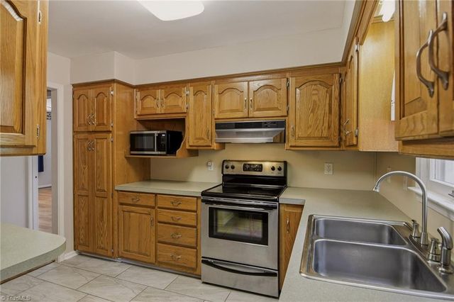 6045 Stone Bluff Drive, Clemmons, NC 27012